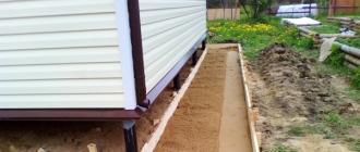 Способы утепления свайного фундамента в домах из дерева Нужна ли бетонная отмостка под свайный фундамент